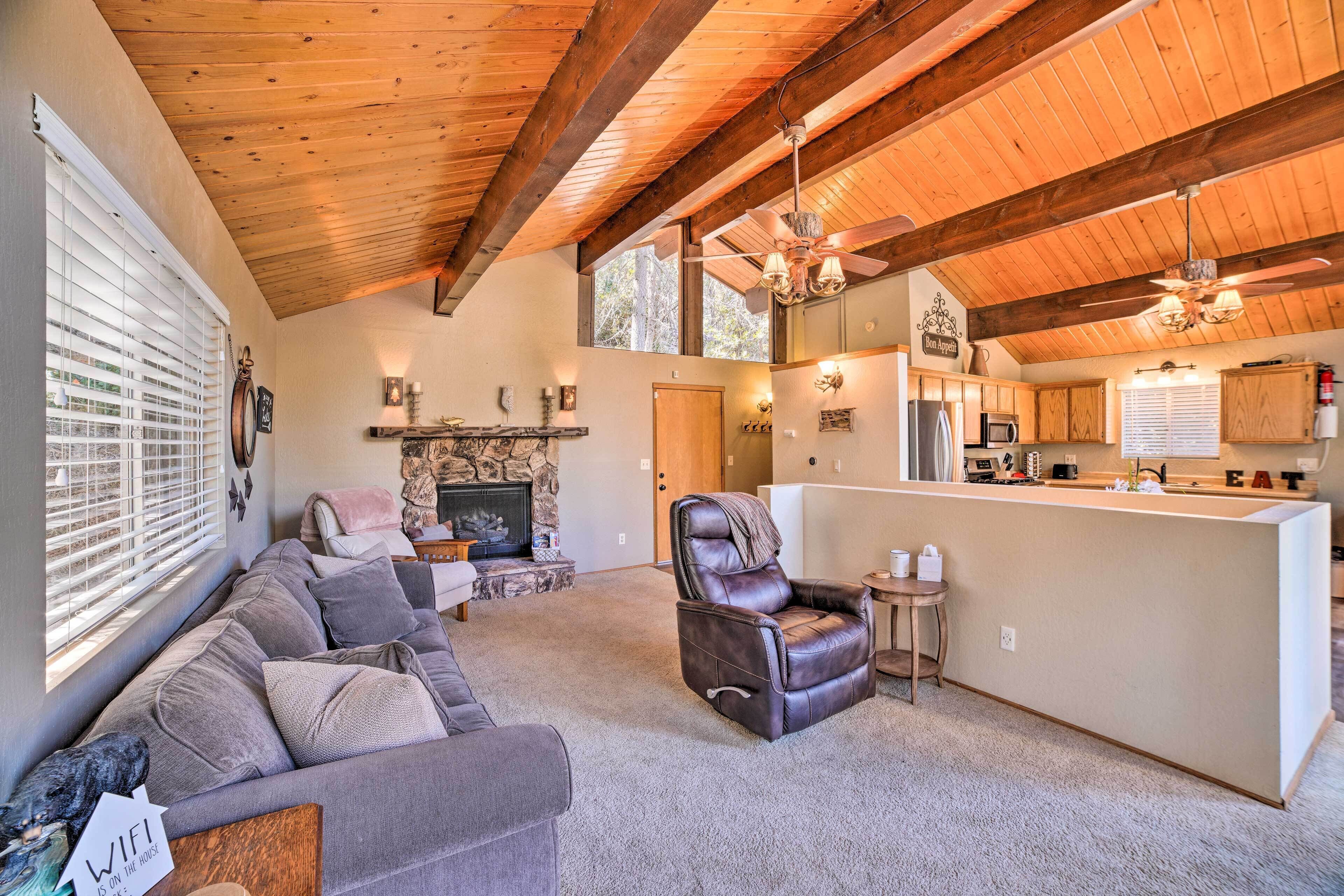 Crestline Cabin w/ Deck: Lakes, Hiking & More