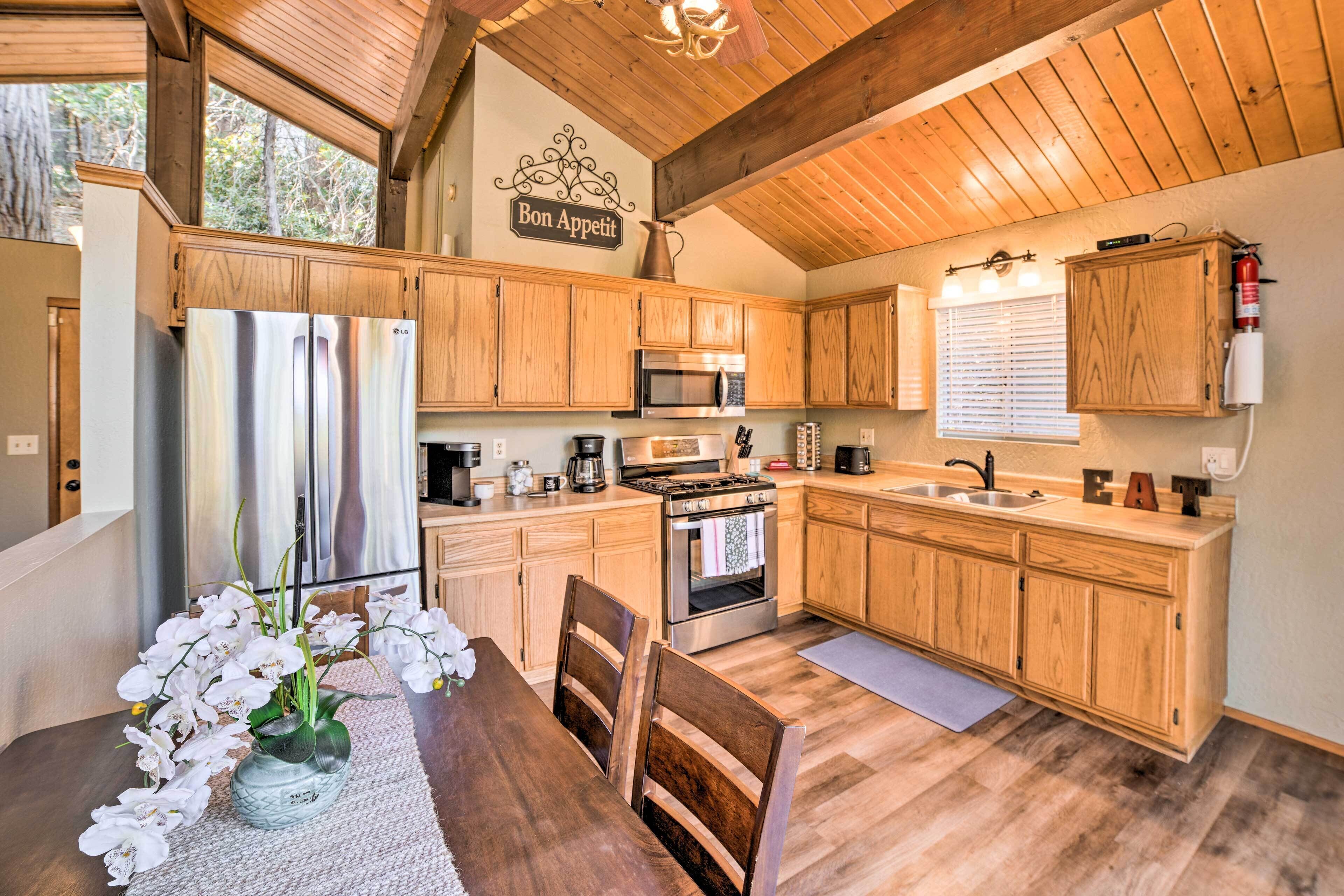 Crestline Cabin w/ Deck: Lakes, Hiking & More
