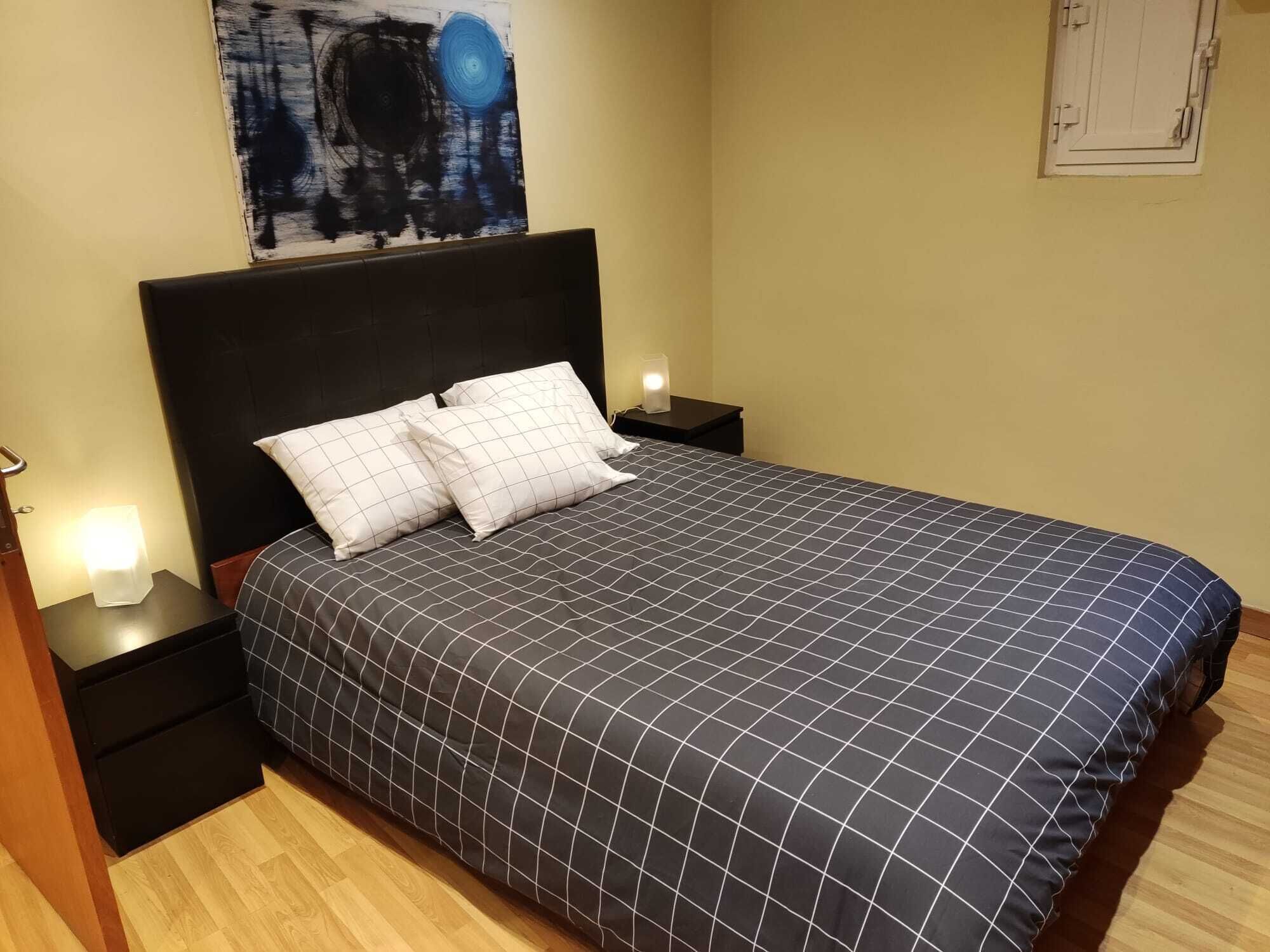 1 slaapkamer, een strijkplank/strijkijzer, gratis wifi, beddengoed