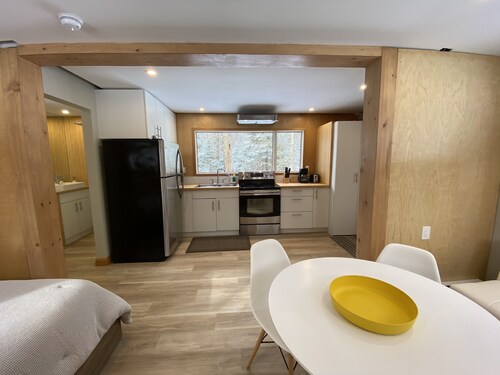 Delightful newly built 1-Bedroom Tiny House in the forest