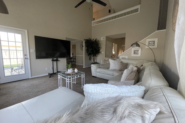 Een smart-tv, een open haard en een muziekbibliotheek