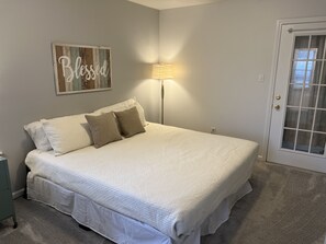 3 chambres, fer et planche à repasser, lit de bébé portatif