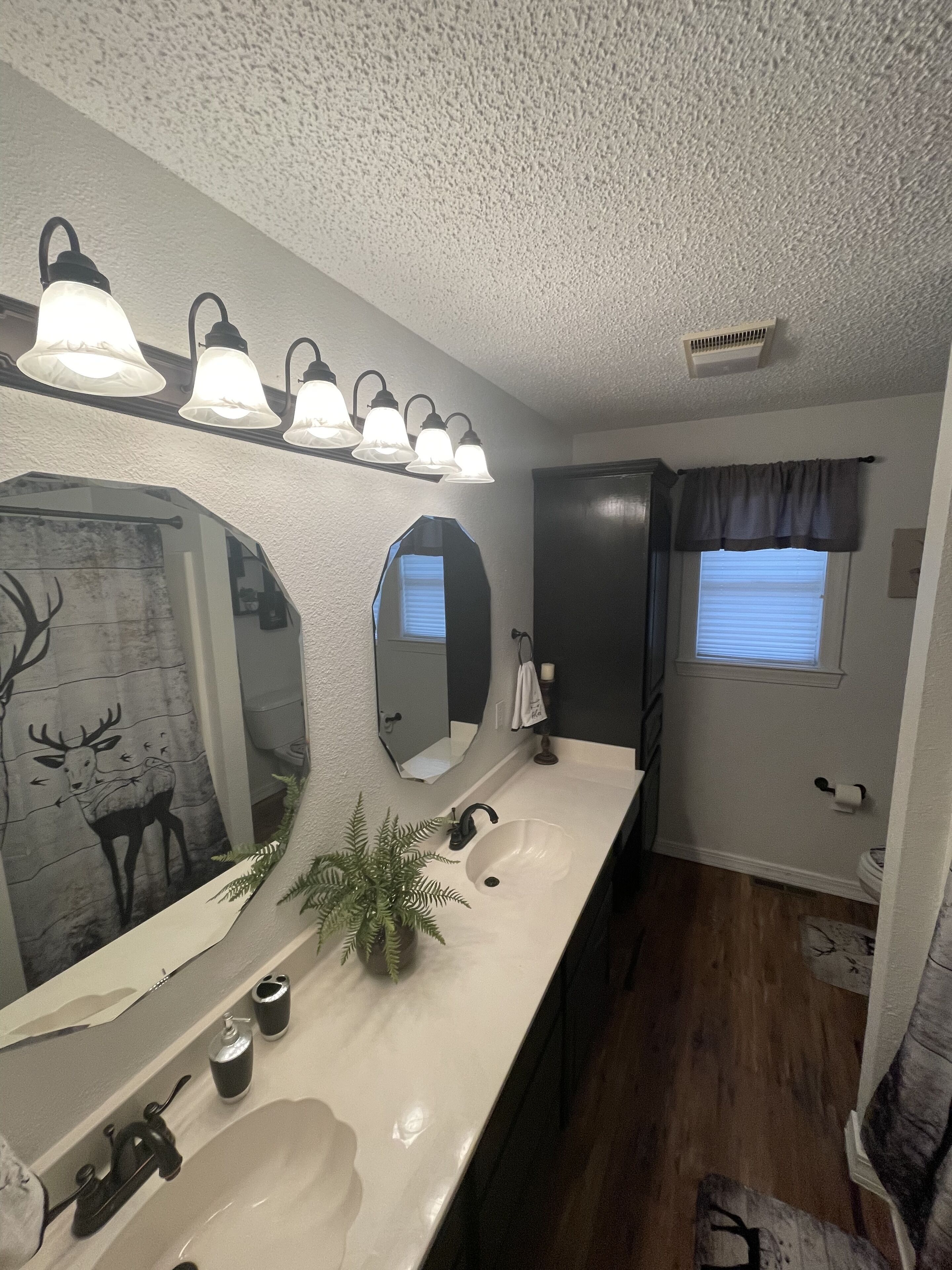 Luxury Elk palace with hot tube and pool table and playground for kids