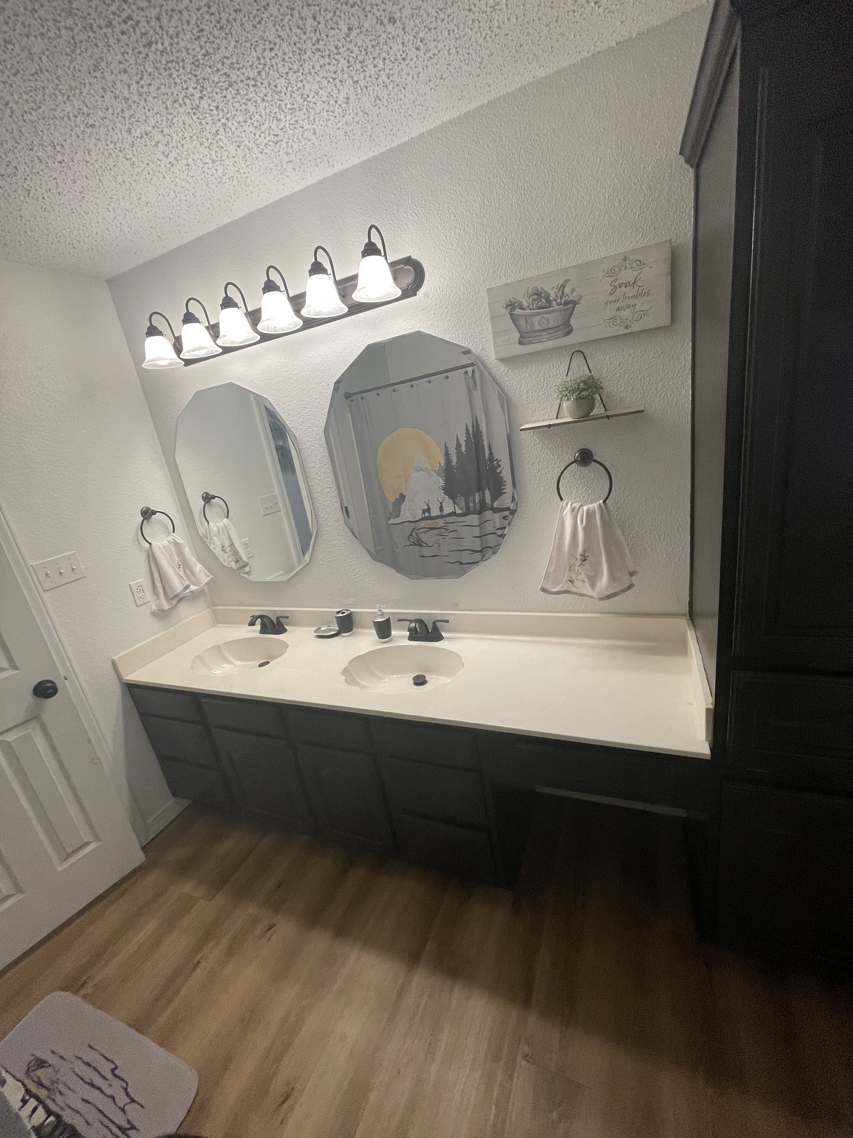 Luxury Elk palace with hot tube and pool table and playground for kids