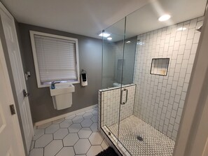 Badewanne, Haartrockner, HandtĂŒcher