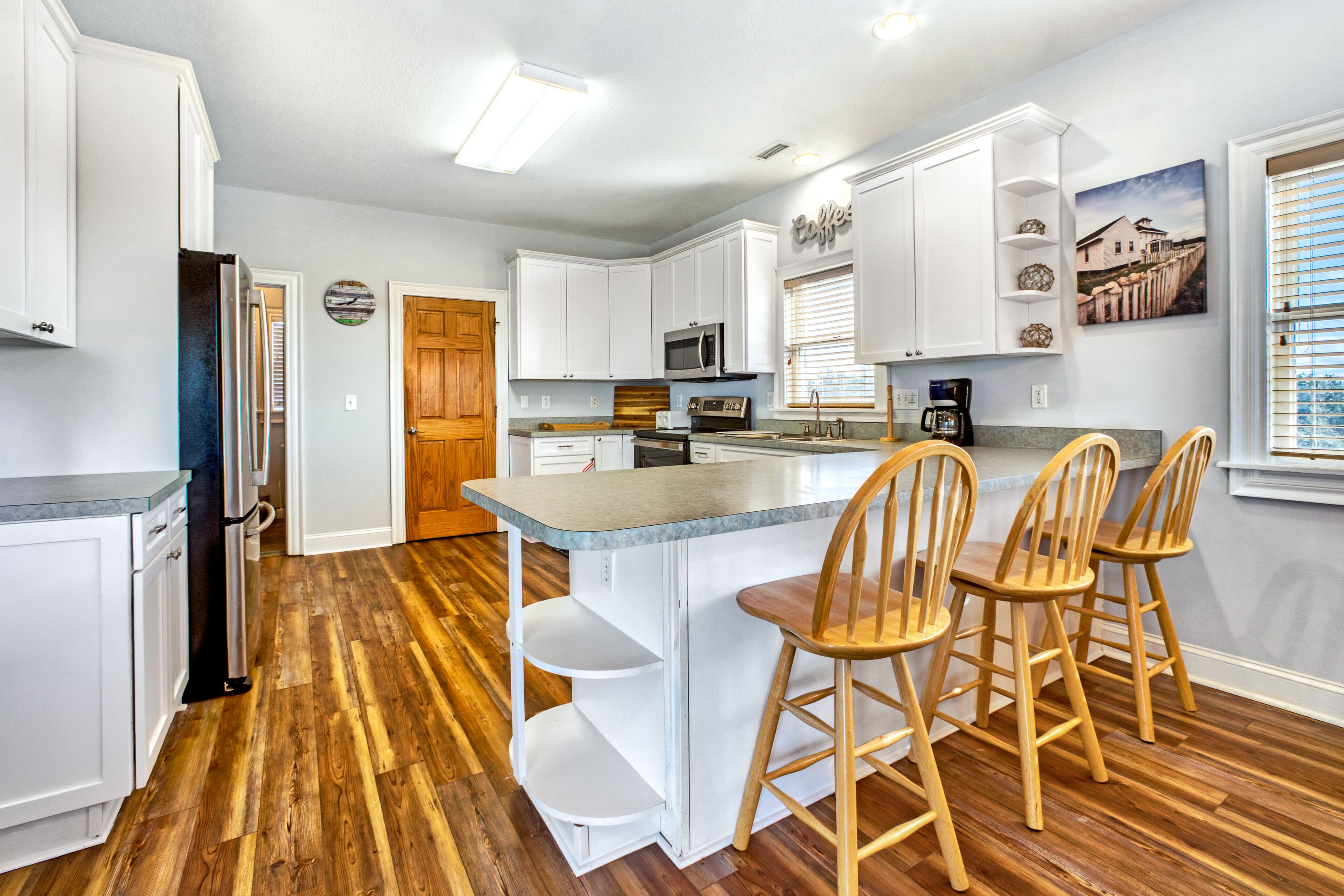 Sound-view home with pool, hot tub, pool table, AC, upgrades & washer/dryer