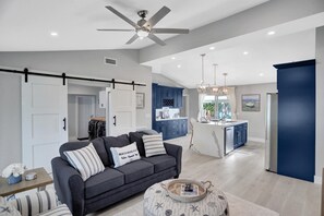 تلفزيون ذكي، ألعاب فيديو، تنس طاولة، كُتُب