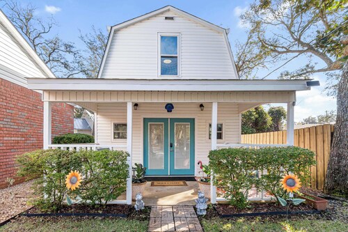 Beach Barn | 5min to Pcola Beach • Full Kitchen