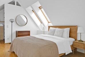 1 bedroom, iron/ironing board, WiFi, bed sheets - Modern Mariahilf 1BR w/ Elevator & A/C, close to dining, by Blueground (Vienna)