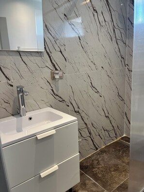 Shower, hair dryer, towels, toilet paper - Pleasant duplex, air conditioning and garden (Montmorency)