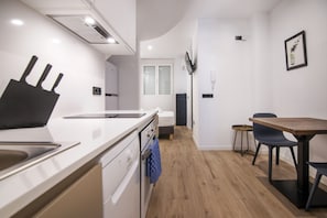 Jääkaappi, mikroaaltouuni, uuni, liesi