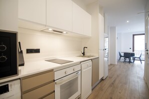 Een koelkast, een magnetron, een oven, een vaatwasser