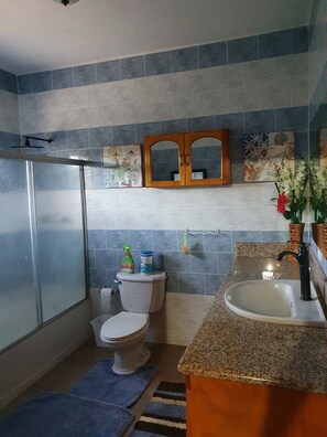 Ensemble douche/baignoire, bidet