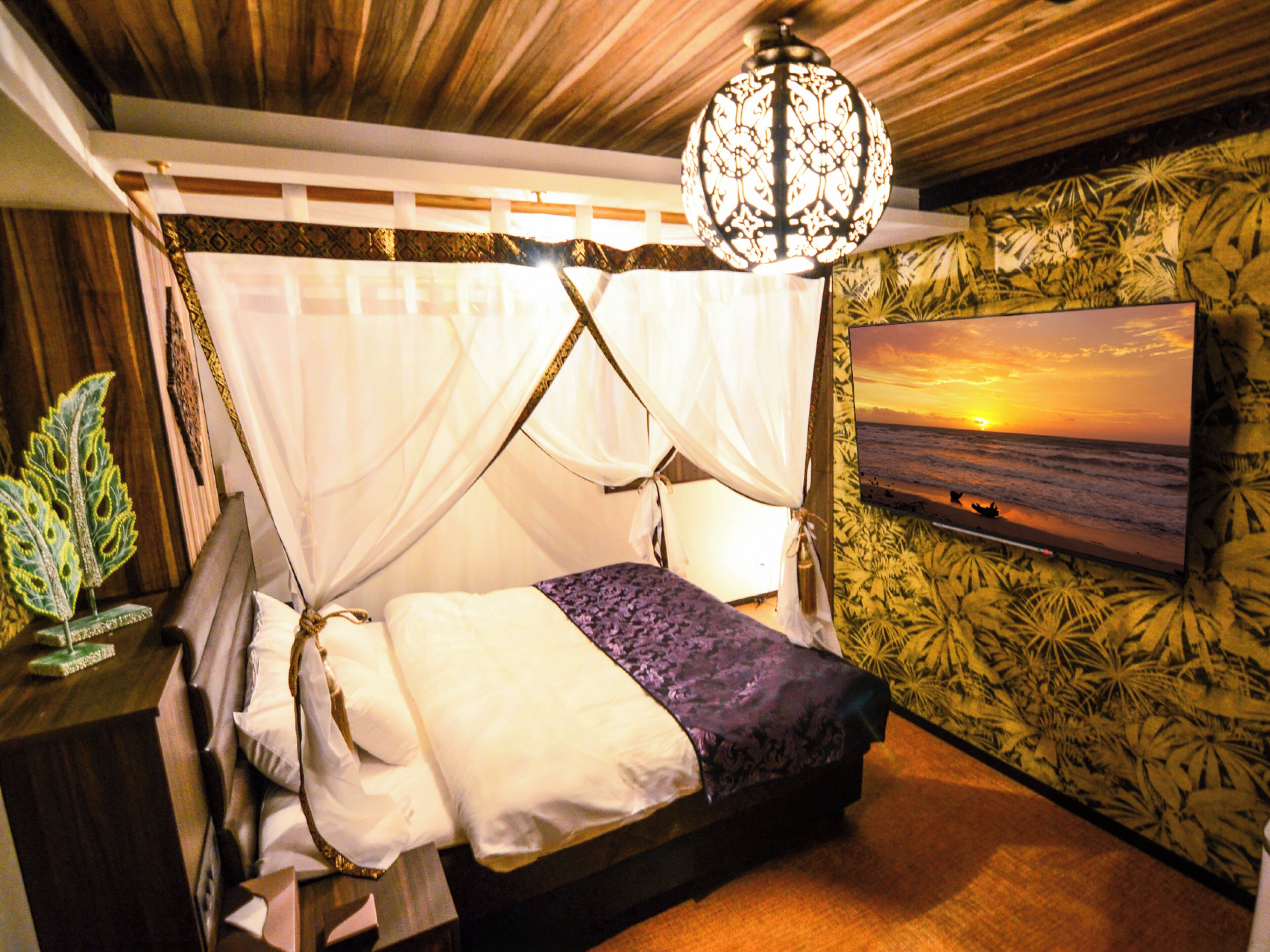 Free WiFi, bed sheets