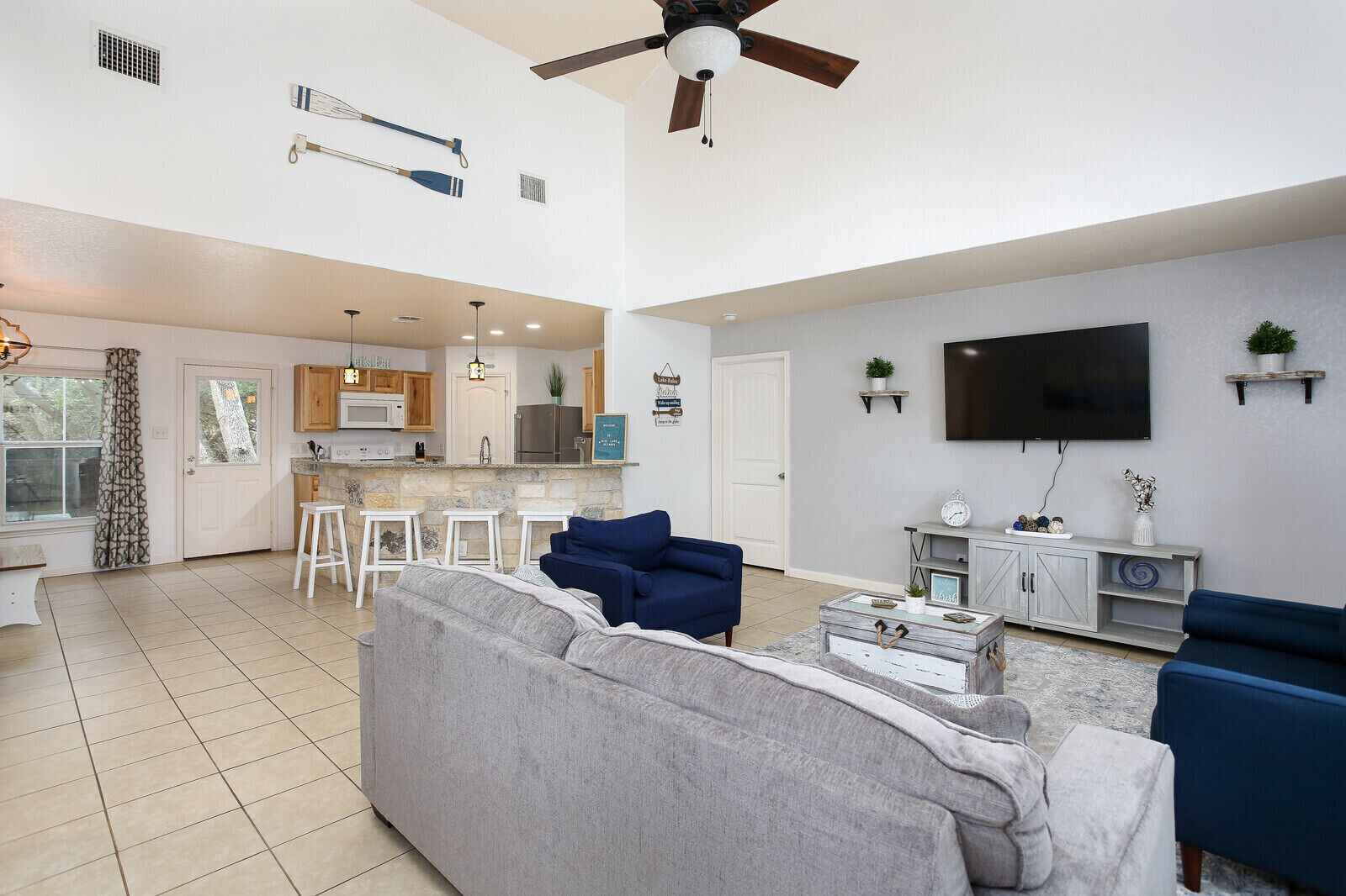 Relaxing Pet-Friendly Blue Lake Getaway /w Playset