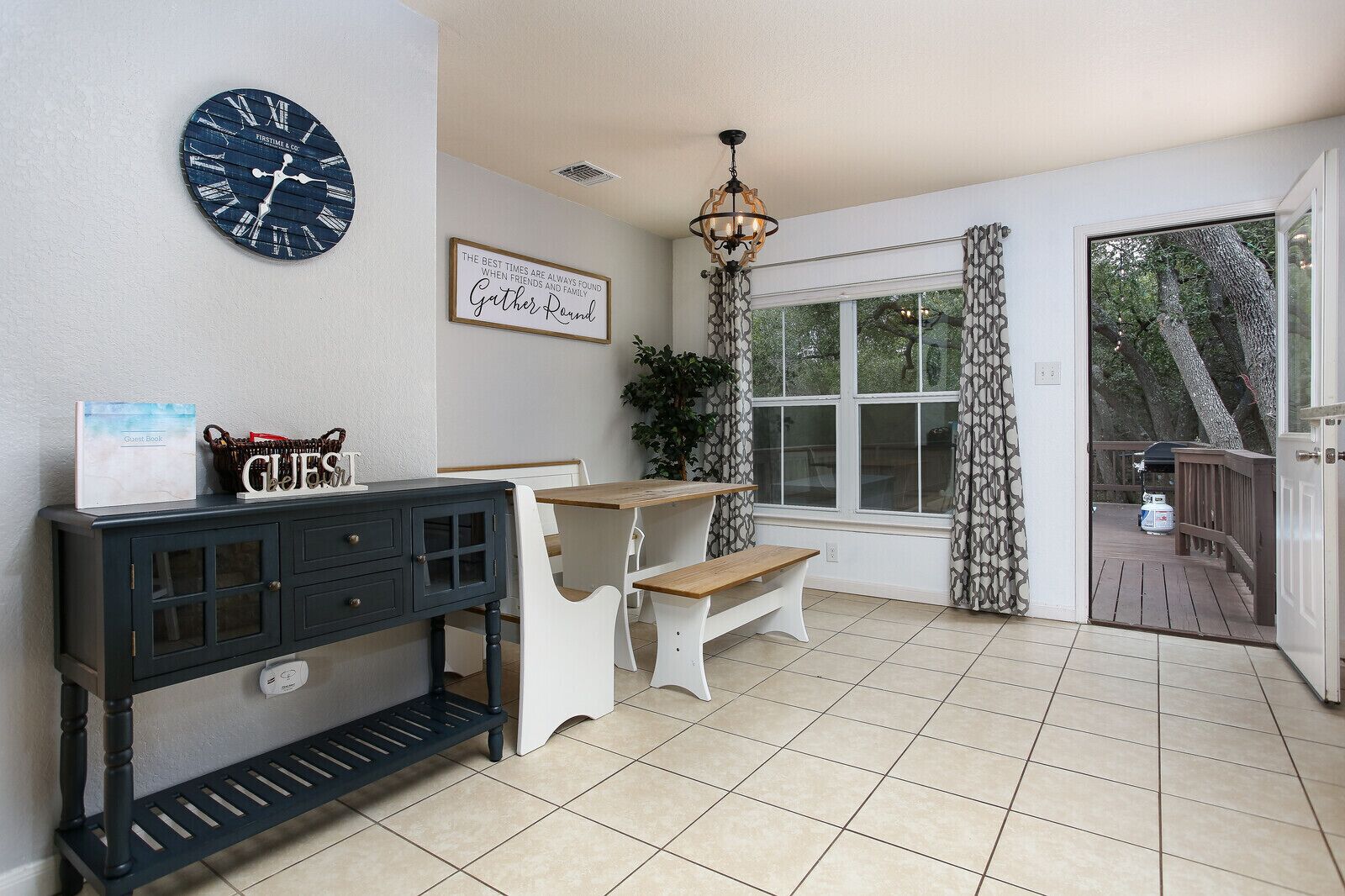 Relaxing Pet-Friendly Blue Lake Getaway /w Playset