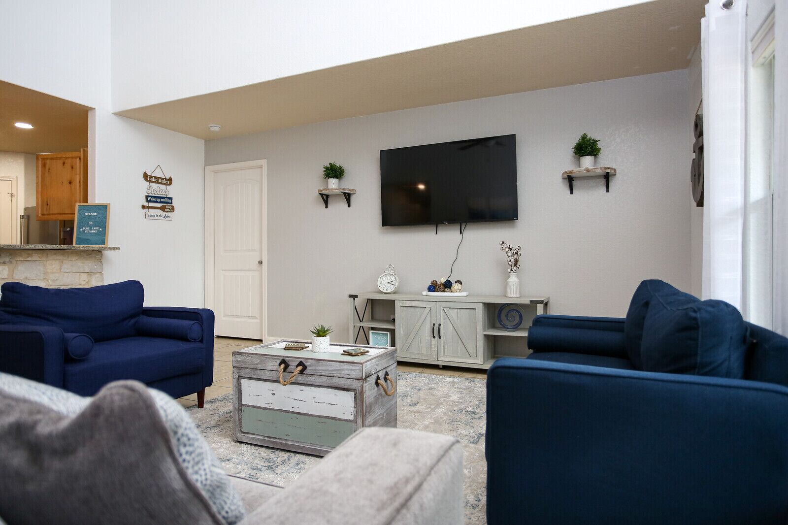 Relaxing Pet-Friendly Blue Lake Getaway /w Playset