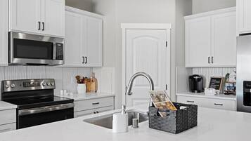 KylskÄp, mikrovÄgsugn, ugn och spishÀll