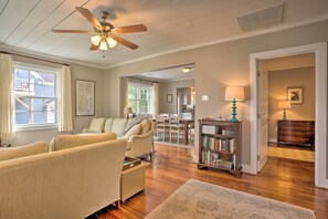 TV, DVD player, books, stereo - Private Yard & Water Views: Cozy Urbanna Cottage (Urbanna)