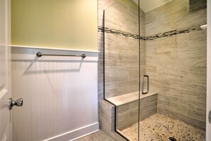 Free toiletries, hair dryer, towels - Private Yard & Water Views: Cozy Urbanna Cottage (Urbanna)