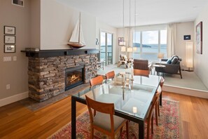 Smart-TV, Kamin, Bücher