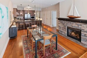 Dining - Seasons Top Floor Waterfront Heated Pool | Marina (Sandpoint)