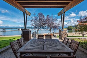 Outdoor dining - Seasons Top Floor Waterfront Heated Pool | Marina (Sandpoint)
