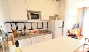 Réfrigérateur, micro-ondes, cafetière/bouilloire, grille-pain