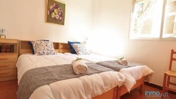 1 slaapkamer, een strijkplank/strijkijzer, beddengoed