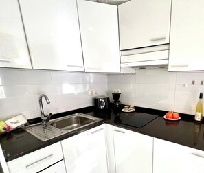 Kühlschrank, Mikrowelle, Wasserkocher mit Kaffee-/Teezubehör, Toaster