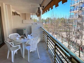 Outdoor dining - Novelty , on the seafront (Salou)