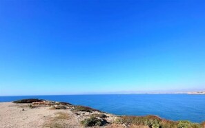 Un paisaje costero con cielo despejado y mar tranquilo.