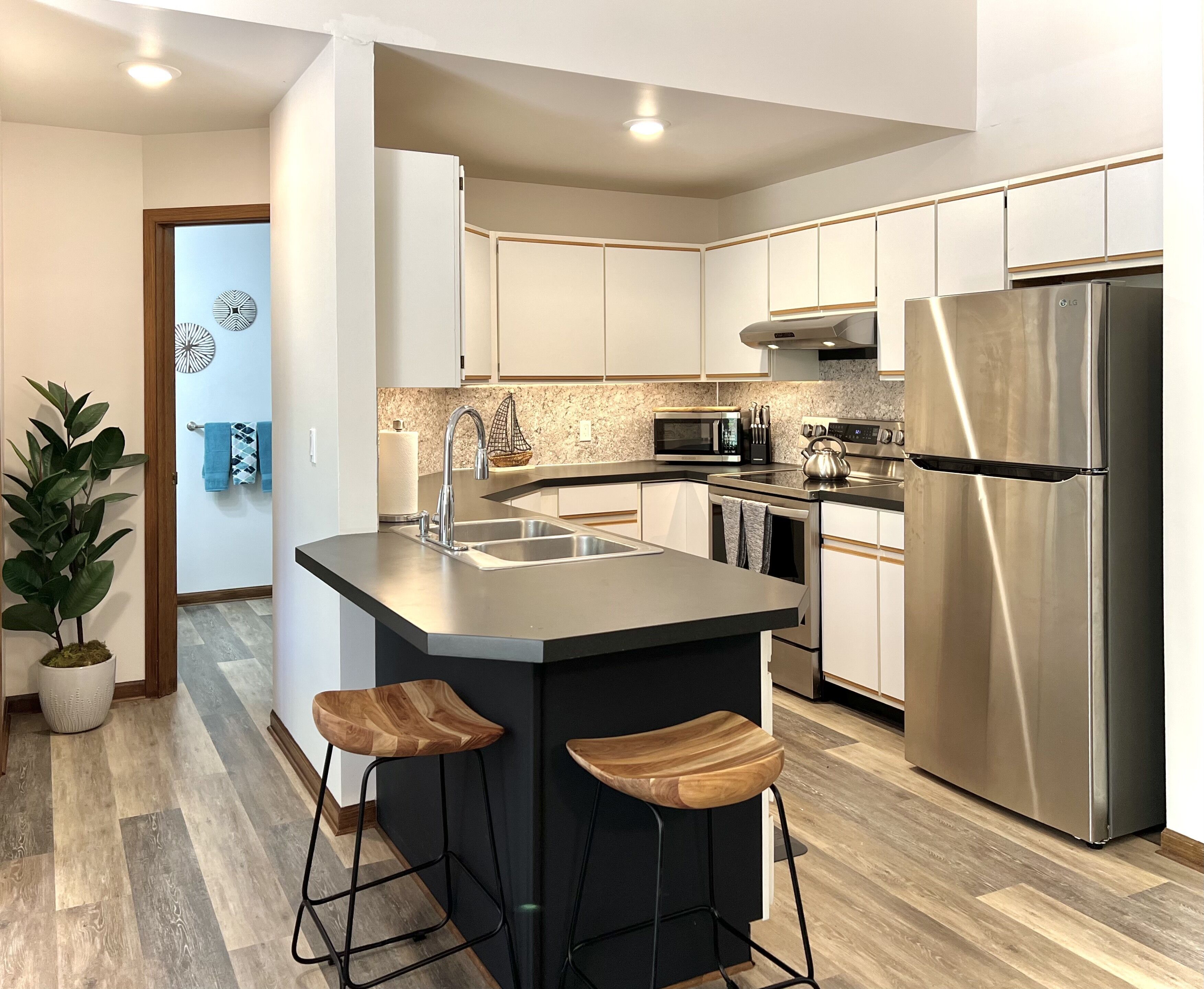 Réfrigérateur, micro-ondes, four, plaque de cuisson