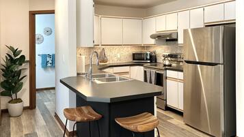 Réfrigérateur, four à micro-ondes, un four, surface de cuisson