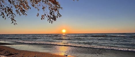Beach nearby, sun loungers, beach towels