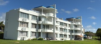 Spacious 3 bedroom apartment with sea view short drive to ferry station.