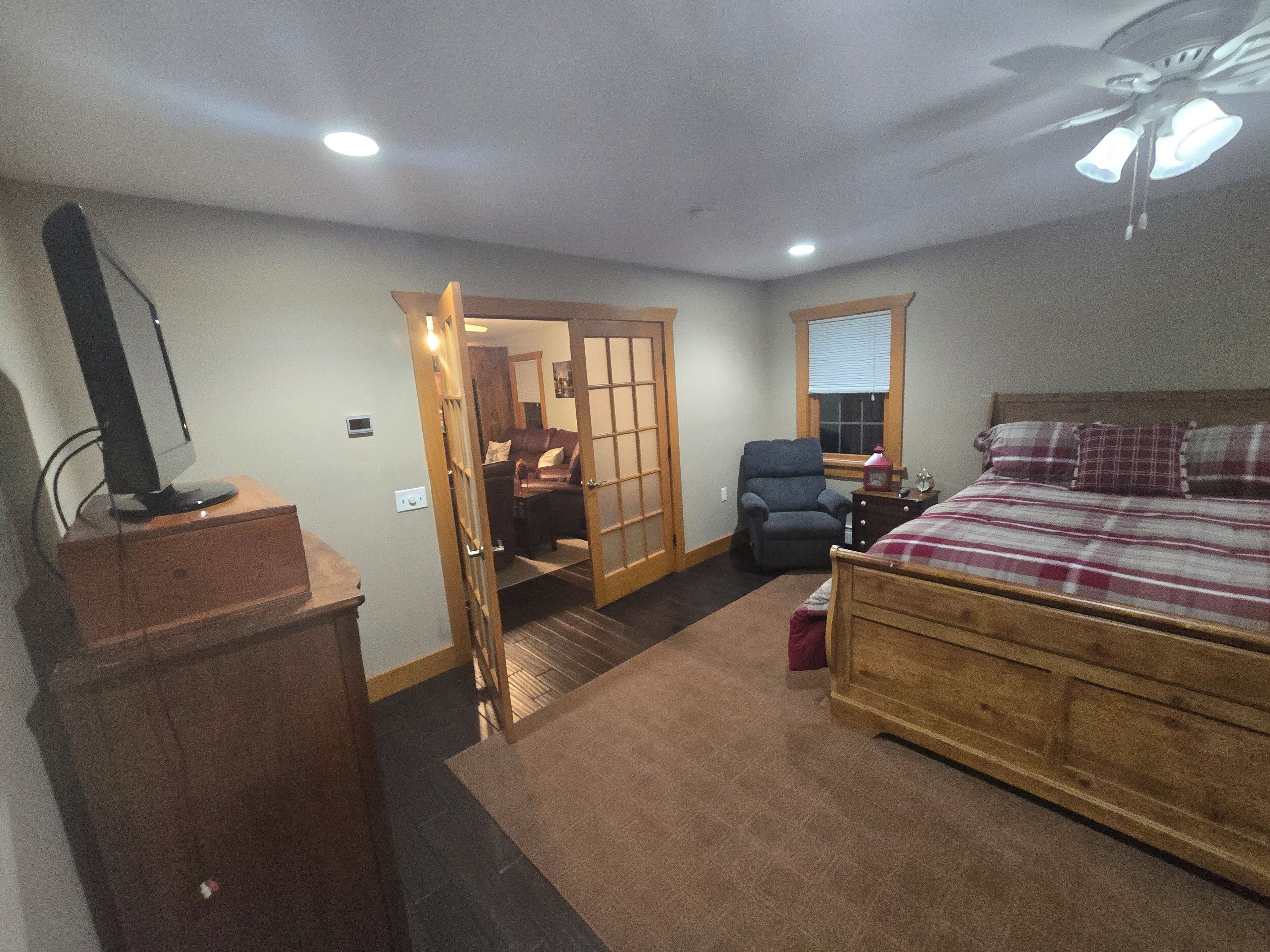 5 bedrooms, iron/ironing board, free WiFi, bed sheets