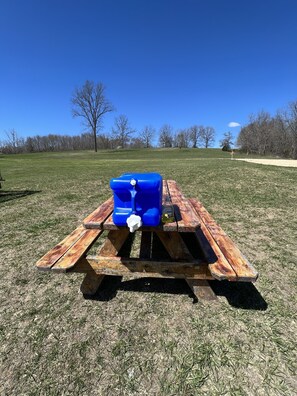 Outdoor dining - Pet friendly glamping in a private yurt with stunning 360° views by Forest (Salem)