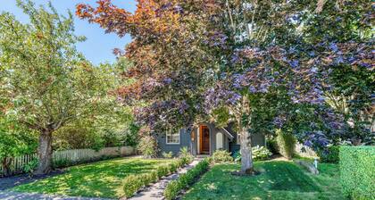 Two Bedroom Farmhouse with Hot Tub in Snohomish