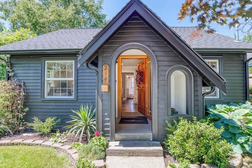 Two Bedroom Farmhouse with Hot Tub in Snohomish
