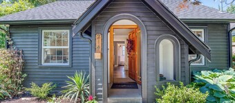 Two Bedroom Farmhouse with Hot Tub in Snohomish