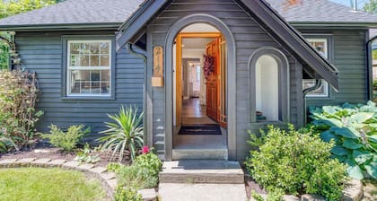 Two Bedroom Farmhouse with Hot Tub in Snohomish