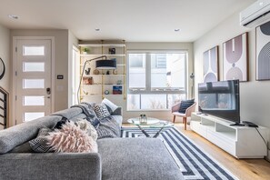 Smart TV - 4BR | BBQ, Views, Rooftop | Eastlake | Sophari (Seattle)