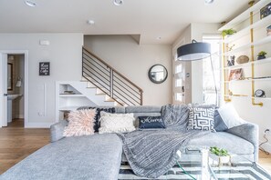 Smart TV - 4BR | BBQ, Views, Rooftop | Eastlake | Sophari (Seattle)