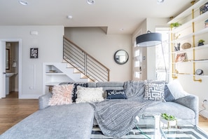 Smart TV - 4BR | BBQ, Rooftop | Eastlake | Sophari Home C (Seattle)