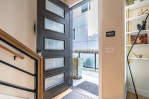 Interior - 4BR | BBQ, Rooftop | Eastlake | Sophari Home C (Seattle)