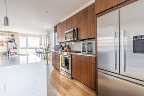 Køleskab, mikrobølgeovn, ovn, kogeplade