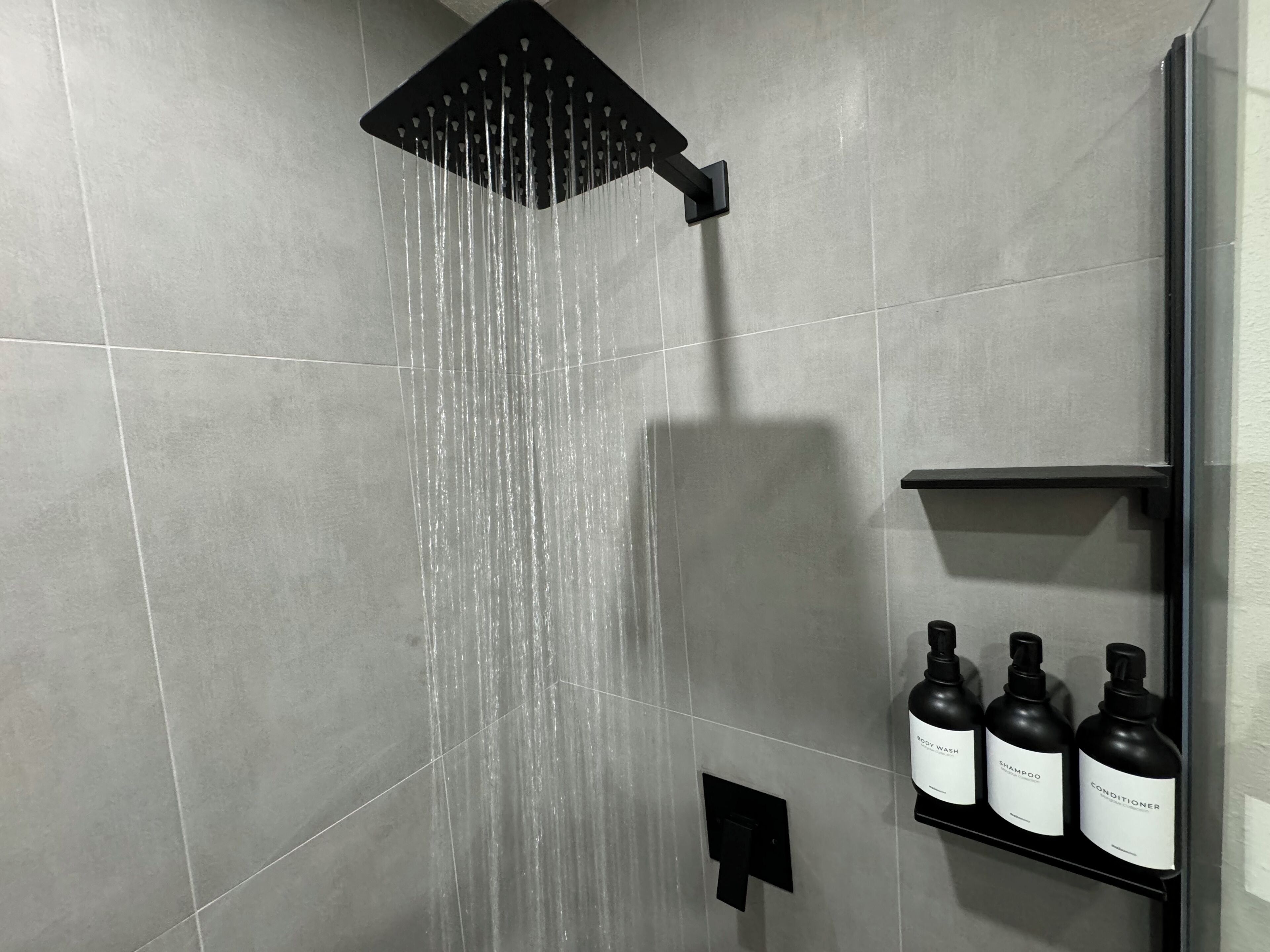 Bañera con ducha, secador de pelo, toallas, jabón