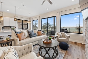 Smart TV, books - Lake Lewisville Luxury Lakefront Home, 3 BR 3 BTH, Sleep Up to 8 (The Colony)