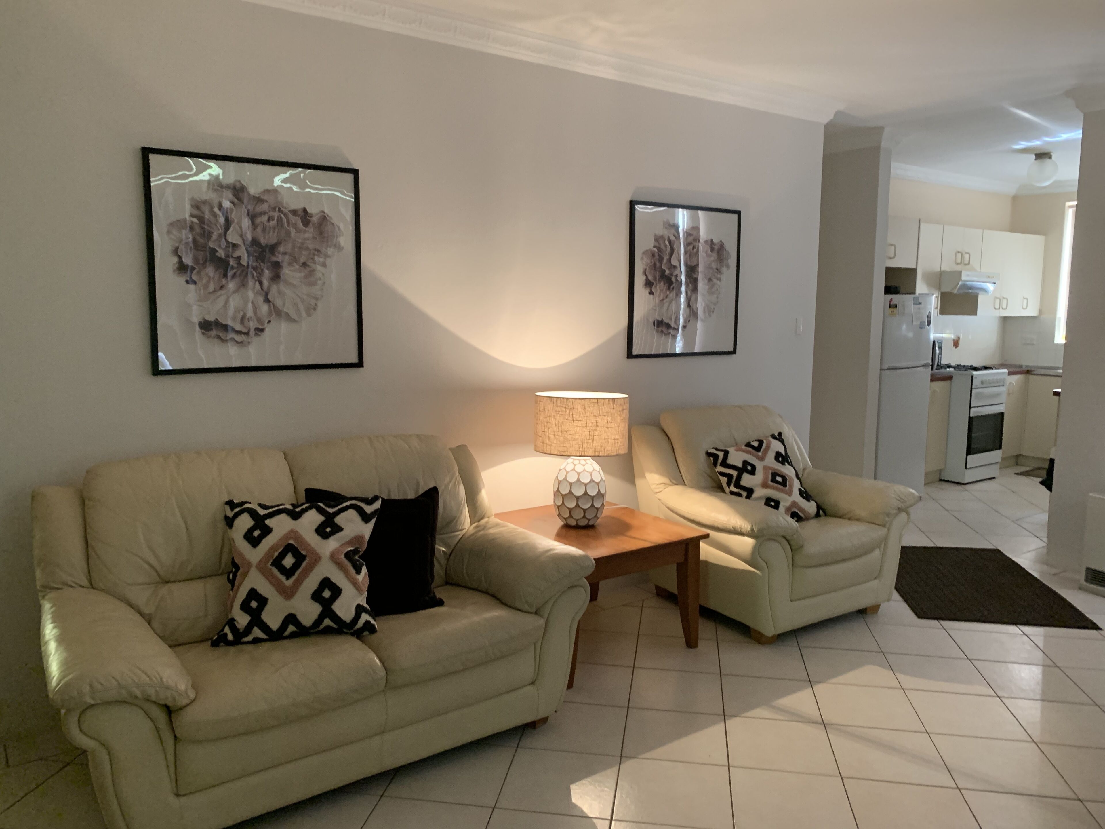 MANLYS FINEST LOCATION SO CLOSE TO BEACH SHOPS AND FERRY  — image 5